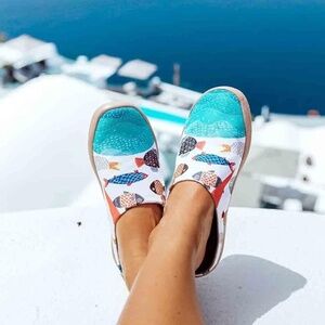 UIN Women's Slip On Mules Comfortable Flat Lightweight Clog - Happy Fish - US7.5